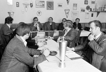 Vereinssitzung eines Fußballvereins, April 1975. Ort unbezeichnet.