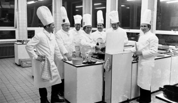 Köche in der Lehrküche eines Berufskollegs. Castrop-Rauxel, April 1975.