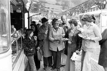 Castroper Wochenmarkt im Juni 1975: "Zum Schinkeneck" - Marktwagen von Metzgermeister Johann Warmbruster aus Freudenstadt, Schwarzwald.