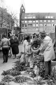 Blumenhändler auf dem Castroper Wochenmarkt, Grabschmuck/Grabgestecke für Allerheiligen werden angeboten, 23. Oktober 1986.