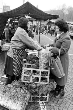 Gemüsehändlerin auf dem Castroper Wochenmarkt, November 1978.