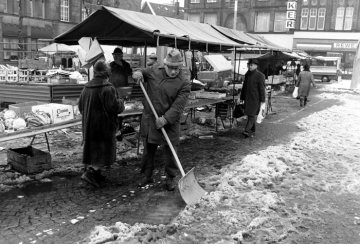 Schnee schaufeln auf dem Castroper Wochenmarkt, Februar 1979.