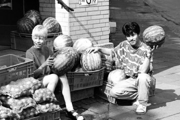 Türkischer Gemüsehändler in Castrop mit Wassermelonen. Castrop-Rauxel, Juli 1995.
