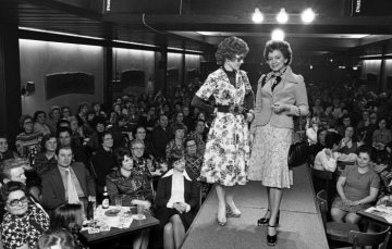 Damenmode der 1970er Jahre: Modenschau im Kaufhaus Hertie. Castrop-Rauxel, April 1975.