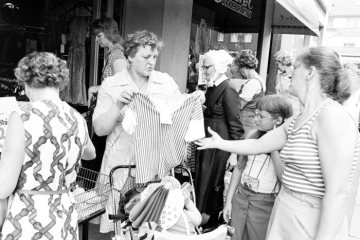 Sommerschlussverkauf im Modehaus Boecker, Castrop-Rauxel, August 1978.