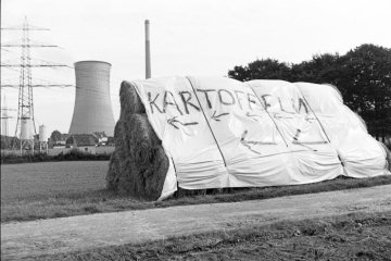 Hinweis auf einen Kartoffelverkauf - im Hintergrund: Kühlturm des Knepper-Kraftwerks bei Castrop-Rauxel (später stillgelegt). Oktober 1985.