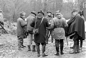 Jagdgesellschaft der Firma Klöckner bei einer Treibjagd im Forst von Waltrop-Leveringhausen, 1974.