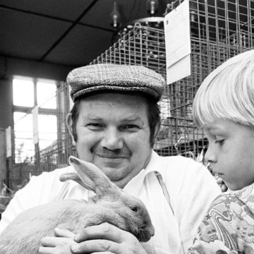 Kaninchenzüchter mit seinem Champion auf der Kaninchenzuchtausstellung am 7. Oktober 1975 in Castrop-Rauxel, Haus Oestreich (oder evtl. Gaststätte Schwerin).