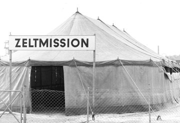 Die "Zeltmission" auf dem Festplatz Widumer Straße, Castrop-Rauxel, 1960er Jahre. [Die Zeltmission ist eine mobile Form der Glaubensverbreitung verschiedener Missionswerke evangelikaler Prägung.]