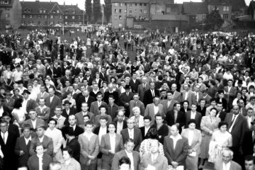 Publikum auf dem Altstadtmarkt in Castrop-Rauxel während einer Predigt des Jesuitenpaters Johannes Leppich im Juni 1965.