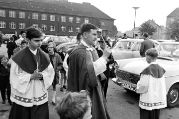 Fahrzeugsegnung auf dem Marktplatz Ickern. Castrop-Rauxel, undatiert, um 1960.