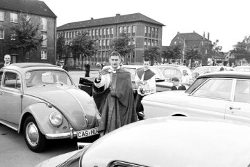 Automobilsegnung auf dem Marktplatz Ickern. Castrop-Rauxel, undatiert, um 1960.