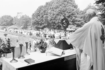 Pestkreuz-Prozession der Lambertus-Gemeinde in Castrop-Rauxel, Juni 1976 - am Altar: Pfarrer Inkmann