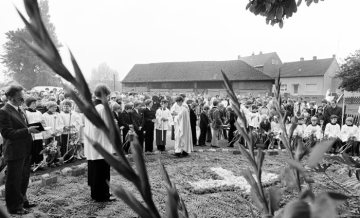 Fronleichnamsgottesdienst der Heilig-Kreuz-Gemeinde im Dorf Rauxel, Mai 1978.
