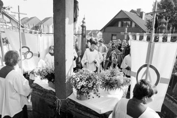 Jährliche Booken-Prozession [auch Prestkreuz-Prozession] der St. Elisabeth-Gemeinde Obercastrop zum Booken-Kreuz [Pestkreuz] auf dem Eselsberg, im August 1982.