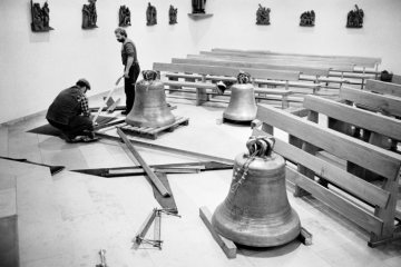 Anlieferung von Glocken für die Heilig-Kreuz-Gemeinde Rauxel, 17. November 1987.