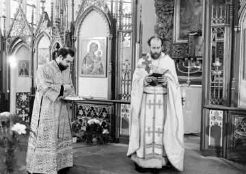 Pater Erwin Immekus während einer Messe der russisch-orthodoxen Gemeinde Datteln-Horneburg in der St. Maria-Magdalena-Kirche am 27. Dezember 1974.
