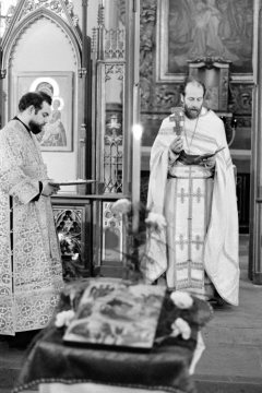 Pater Erwin Immekus während einer Messe der russisch-orthodoxen Gemeinde Datteln-Horneburg in der St. Maria-Magdalena-Kirche am 22. Dezember 1974.