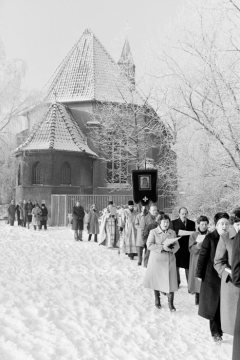 Die russisch-orthodoxe Gemeinde Datteln-Horneburg auf dem Weg zur Wasserweihe am Schloss Horneburg, Januar 1979.