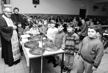 Griechisch-orthodoxer Priester zu Besuch in der griechischen Schule Castrop-Rauxel-Ickern, Januar 1994.