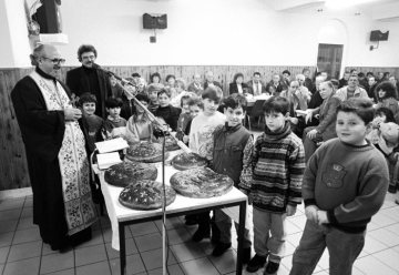 Griechisch-orthodoxer Priester zu Besuch in der griechischen Schule Castrop-Rauxel-Ickern, Januar 1994.