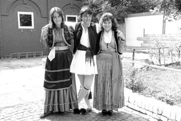 Teenager der griechischen Gemeinde Castrop-Rauxel-Ickern vor dem Begegnungszentrum "Agora" (ehemals Zeche Ickern 1/2), August 1989.