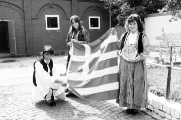 Teenager der griechischen Gemeinde Castrop-Rauxel-Ickern vor dem Begegnungszentrum "Agora" (ehemals Zeche Ickern 1/2), August 1989.