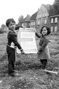 Kinder halten Einladung zum Internationalen Kulturfestival hoch, Castrop-Rauxel, Juni 1982.