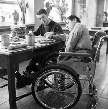 Arbeitsalltag in einer Behindertenwerkstatt des Landschaftsverbandes Westfalen-Lippe, Ende 1960er Jahre. Einrichtung und Standort unbezeichnet, undatiert [laut Urheber "vermutlich Nordkirchen"].