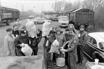 Aktion "Rumpelkammer" im März 1979, Kolping-Werk Castrop-Rauxel: Essens- und Getränkeausgabe für die Helfer einer Altkleidersammlung am Hauptbahnhof.