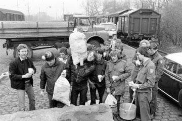 Aktion "Rumpelkammer" 1979, Kolping-Werk Castrop-Rauxel: Getränkeausgabe für die Helfer einer Altkleidersammlung am Hauptbahnhof.