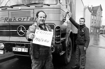 Firma C. Voigt Söhne Sportanlagen am Start zu einer Fahrt von Castrop nach Moskau zur Auslieferung von Kunststoffmaterial für eine Sportanlage. Januar 1976.