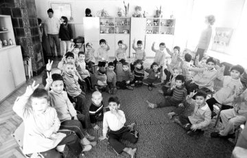 "Hilfe für Rumänien" - Caritas-Fahrt, Hilfskonvoi, in Begleitung des Fotografen Helmut Orwat am 28. Februar 1990. Im Bild:  Rumänische Waisenkinder [?].