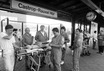 Kriegsflüchtlinge aus Bosnien [1992-1995 Kriegsgebiet im Rahmen der Jugoslawienkriege 1991-1999] in einem Sonderzug des Roten Kreuzes nach der Ankunft im Hauptbahnhof Castrop-Rauxel, August 1992. [Die Flüchtlinge wurden anschließend von Rot-Kreuz-Helfern zur Unterkunft im Vinckehof nach Castrop-Rauxel-Ickern begleitet.]