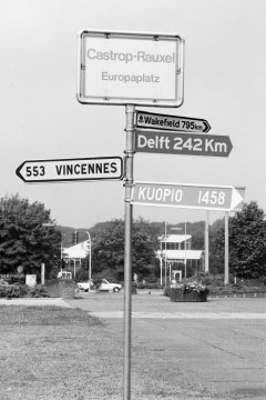 Wegweiser: Castrop-Rauxel und seine Partnerstädte Wakefield (Großbritannien, seit 1949), Delft (Niederlande, seit 1950), Vincenne (Frankreich, seit 1961) und Kuopio (Finnland, seit 1965).