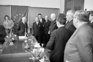 Castrop-Rauxel, 1969: Empfang einer Delegation der französischen Partnerstadt Vincenne durch Oberbürgermeister Wilhelm Kauermann (links, 1898-1973, Amtszeit 1948-1971) im alten Rathaus.