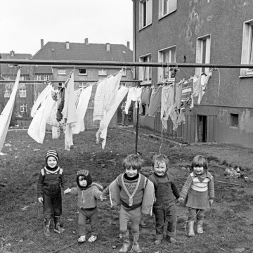 Kinderspielplatz Trockenplatz, Castrop-Rauxel, März 1981.