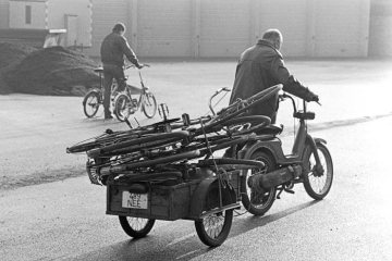 Fahrradtransport per Mofa. Castrop-Rauxel, Dezember 1984.