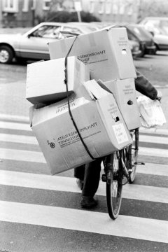 Kistentransport (Umzug?) per Fahrrad in Castrop-Rauxel, Mai 1985.