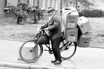 Kistentransport per Fahrrad. Castrop-Rauxel, 1985.