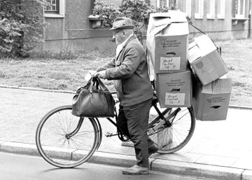 Kistentransport (Umzug?) per Fahrrad in Castrop-Rauxel, Mai 1985.