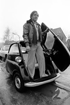 Autoliebhaber mit Isetta, Kabinenroller der Bayerischen Motorenwerke BMW, gebaut 1955-1962. Castrop-Rauxel, März 1978.