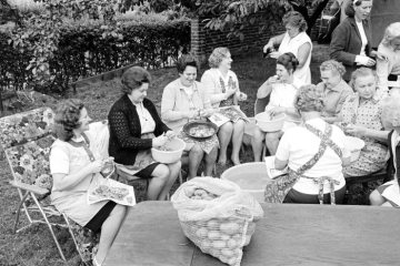 Frauen beim Kartoffelschälen für den Schützenverein Obercastrop. Castrop-Rauxel, August 1972.