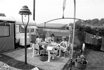 Auf dem Campingplatz Schulte-Abdinghoff nähe Dortmund-Ems-Kanal und Schiffshebewerk Henrichenburg, Waltrop, August 1981.