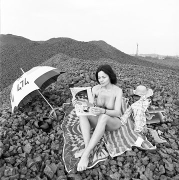 Bikini-Schönheit auf der Kokshalde von Zeche Erin. Castrop-Rauxel, Februar 1976.