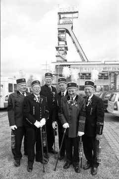 Besuch des Deutsch-Österreichischen Knappenvereins in Castrop-Rauxel am 21. April 1999 - Gruppenaufnahme vor dem Förderturm der einstigen Zeche Erin.