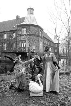 Laienschauspieler eines Ritterfestes auf Schloss Bladenhorst. Castrop-Rauxel, Dezember 1983.