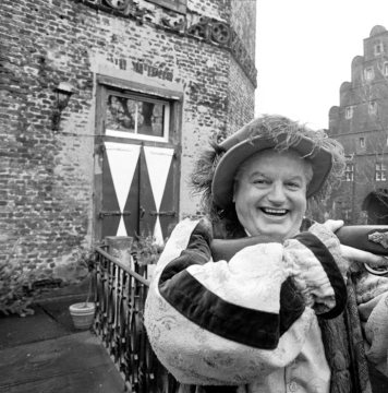 Laienschauspieler eines Ritterfestes auf Schloss Bladenhorst. Castrop-Rauxel, Dezember 1983.