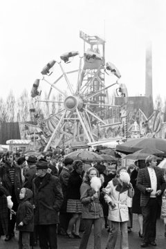 Kirmes auf dem Widumer Platz in Castrop-Rauxel, April 1972.