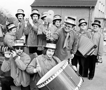 Das Trommlerkorps „Westfalenklang“ der "Roten Funken Obercastrop" auf dem Castroper Straßenkarneval, Rosenmontag, März 1976.